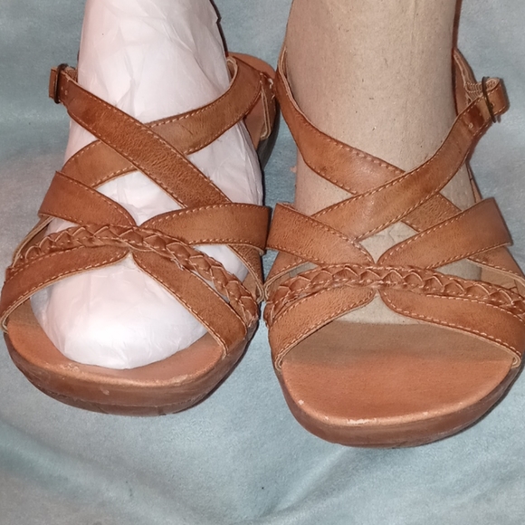 Bare Traps brown cross braid strap flat sandal - Picture 2 of 5